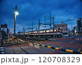 夕暮れを走る列車 120708329