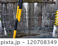 道路に設置された黄色い標識と古びた壁 120708349