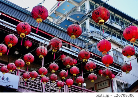 九份の街並み（台湾・新北市瑞芳区） 120709306