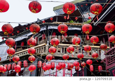 九份の街並み（台湾・新北市瑞芳区） 120709310