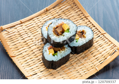 おいしそうな巻き寿司 120709337