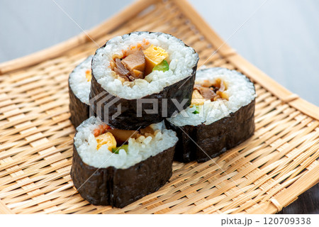 おいしそうな巻き寿司 120709338