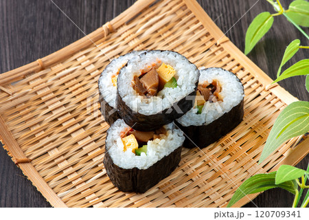 おいしそうな巻き寿司 120709341