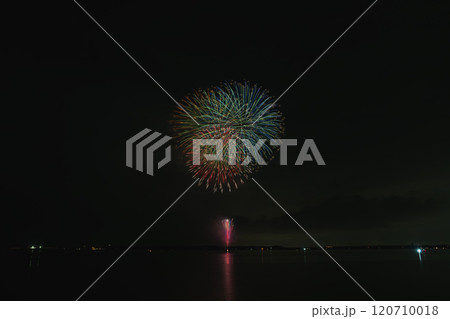 湖西市の湖西湖上花火大会の夜空を彩る華麗な打ち上げ花火(静岡県) 湖西市の湖西湖上花火大会の夜空を彩る華麗な打ち上げ花火(静岡県) 120710018