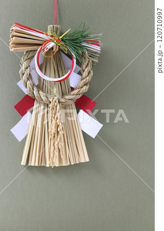 しめ飾り・正月飾り(シンプル・コピースペース・和風) しめ飾り・正月飾り(シンプル・コピースペース・和風) 120710997