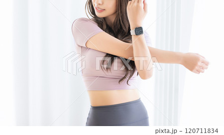 ストレッチをする女性・フィットネス 120711834