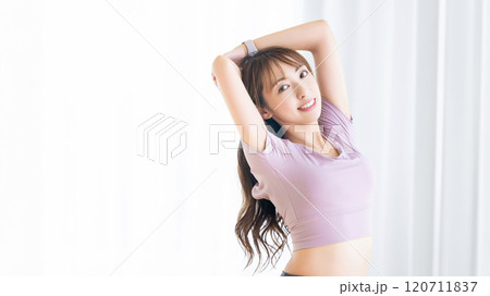 ストレッチをする女性・フィットネス 120711837
