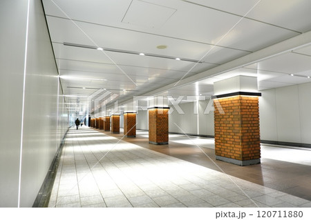 地下鉄の駅の通路 地下鉄の駅の通路 120711880