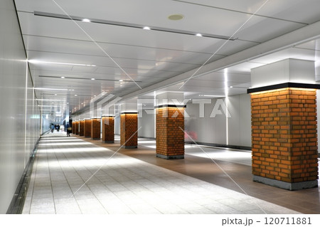地下鉄の駅の通路 120711881