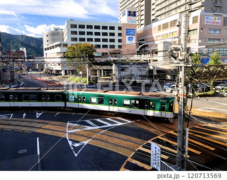 緑の京阪電車『琵琶湖浜大津駅』 120713569