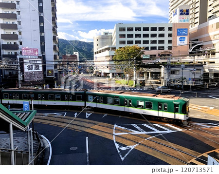 緑の京阪電車『琵琶湖浜大津駅』 120713571