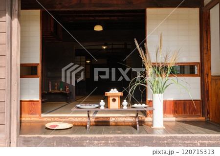 古民家の縁側 120715313