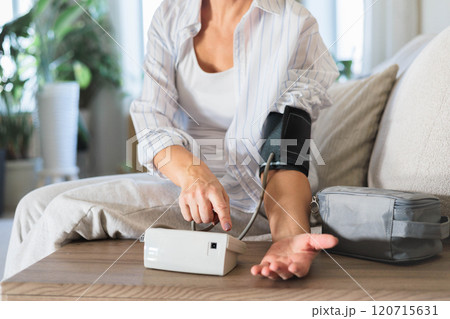 Women's hands measure their own blood pressure with a tonometer. Concept hypotension Women's hands measure their own blood pressure with a tonometer. Concept hypotension 120715631
