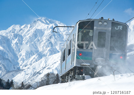 雪原を走る大糸線電車と五竜岳 雪原を走る大糸線電車と五竜岳 120716187