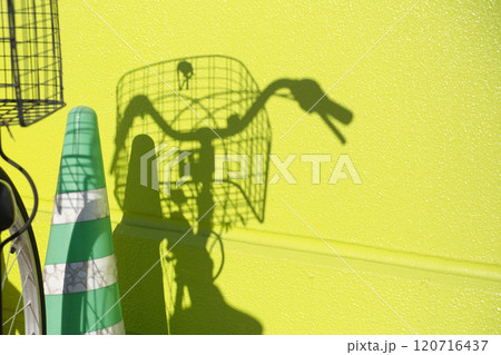 駐輪場にできた自転車の影 120716437