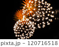 神宮外苑花火大会のオレンジ一色で美しく放物線を描く花火 120716518