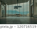 ビルの窓に映る空 120716519