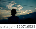 夕暮れの海を眺める女性 120716523
