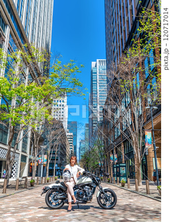大型アメリカンバイクと女性ライダー　丸の内 120717014
