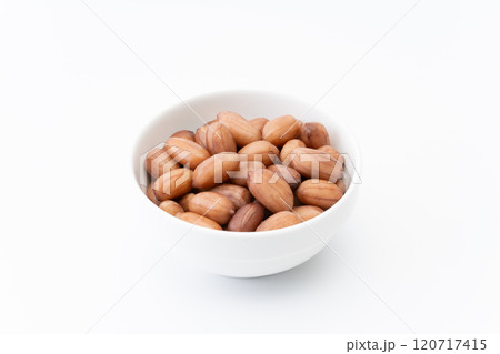 お皿に入った茹でピーナッツ 120717415