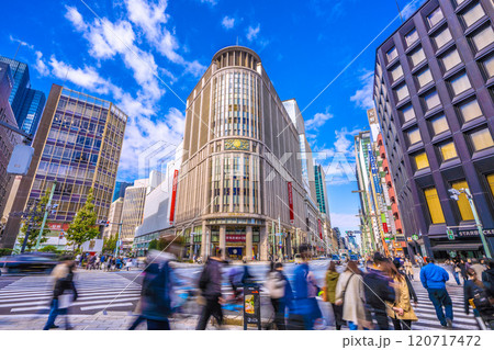 日本の東京都市景観「三越前駅」前。日本橋三越や日本橋北詰などを望む＝11月9日 120717472