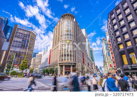 日本の東京都市景観「三越前駅」前。日本橋三越や日本橋北詰などを望む＝11月9日 120717473