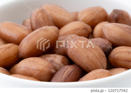 美味しそうな茹でピーナッツのクローズアップ 120717562