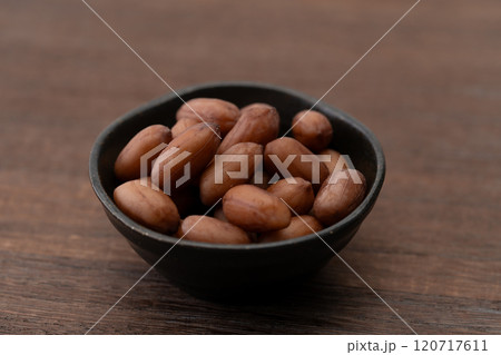 小鉢に入った茹でピーナッツ 120717611