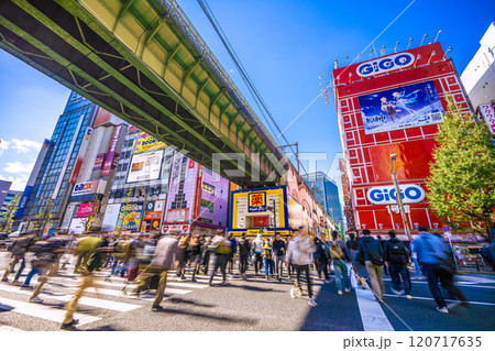 日本の東京都市景観 外国人観光客らで賑わう秋葉原駅前（中央通りには外国人が多い…）＝9日 120717635