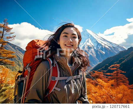 登山する女性 120717661