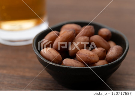 酒のつまみの小鉢に入った茹でピーナッツのクローズアップ 120717687