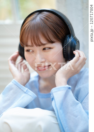 ヘッドホンで音楽を聴く若い女性 ヘッドホンで音楽を聴く若い女性 120717804