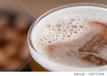 グラスに入ったビールの表面のクローズアップ 120717926