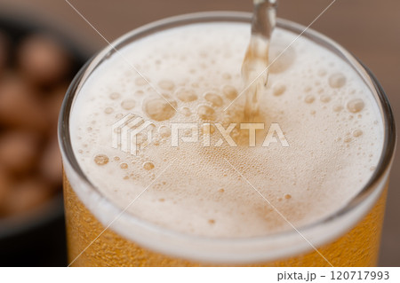 グラスに注ぐビールのクローズアップ 120717993