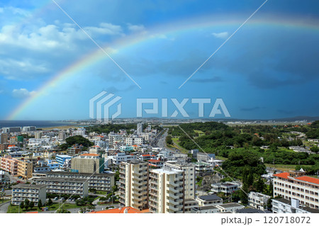 沖縄本島　北谷町美浜から嘉手納方面を望む景色　空には虹 120718072