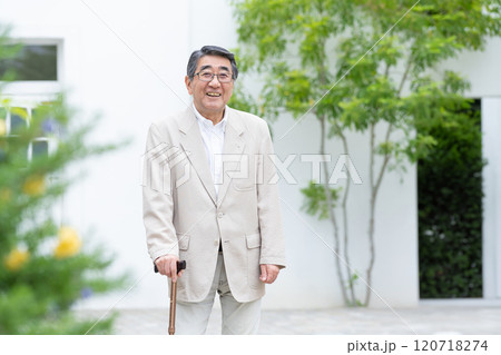 杖をついて歩くシニアの男性 120718274