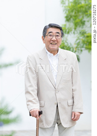 杖をついて歩くシニアの男性 杖をついて歩くシニアの男性 120718275