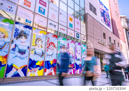 日本の東京都市景観 外国人観光客らで賑わう秋葉原駅前(中央通りには外国人が多い…)=9日 日本の東京都市景観 外国人観光客らで賑わう秋葉原駅前(中央通りには外国人が多い…)=9日 120718304