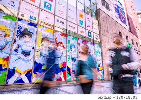日本の東京都市景観 外国人観光客らで賑わう秋葉原駅前（中央通りには外国人が多い…）＝9日 120718305