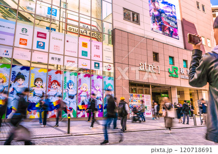 日本の東京都市景観 観光客らで賑わう秋葉原駅前（中央通りには外国人が多い…）＝9日 120718691