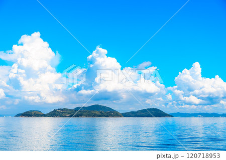 船上から見えた入道雲と瀬戸内海の島 120718953