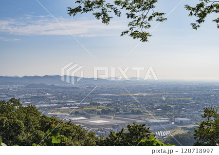 群馬　金山城本丸跡から望む太田市街 120718997