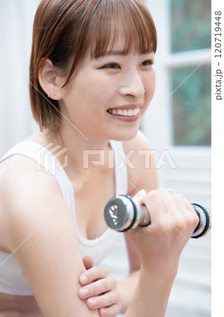 ダンベルでトレーニングする若い女性 ダンベルでトレーニングする若い女性 120719448