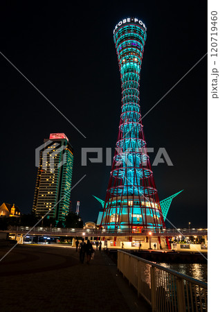 神戸港の夕暮れ、青色になった神戸ポートタワー、10月17日、日本 120719460