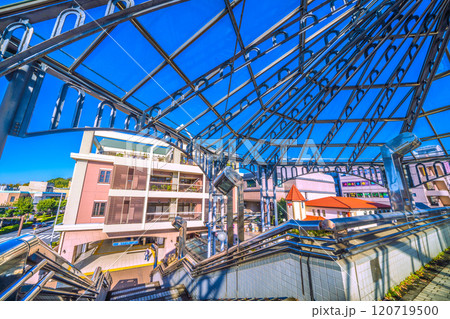 日本の横浜都市景観 横浜市営地下鉄 中川駅(副名称・東京都市大横浜キャンパス前)などを望む 120719500