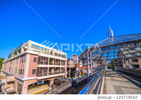 日本の横浜都市景観 横浜市営地下鉄 中川駅(副名称・東京都市大横浜キャンパス前)などを望む 120719502