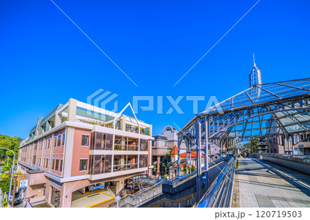 日本の横浜都市景観 横浜市営地下鉄 中川駅(副名称・東京都市大横浜キャンパス前)などを望む 日本の横浜都市景観 横浜市営地下鉄 中川駅(副名称・東京都市大横浜キャンパス前)などを望む 120719503