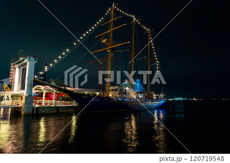 航海練習船帆船みらいの神戸港停泊、10月17日、日本 航海練習船帆船みらいの神戸港停泊、10月17日、日本 120719548