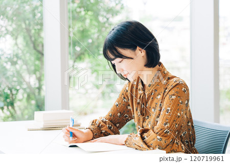 講義を受ける大学生　　 120719961