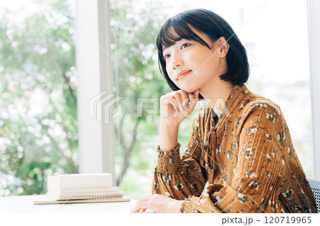 講義を受ける大学生　　 120719965